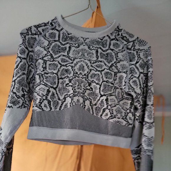 Workout top - Picture 1 of 4